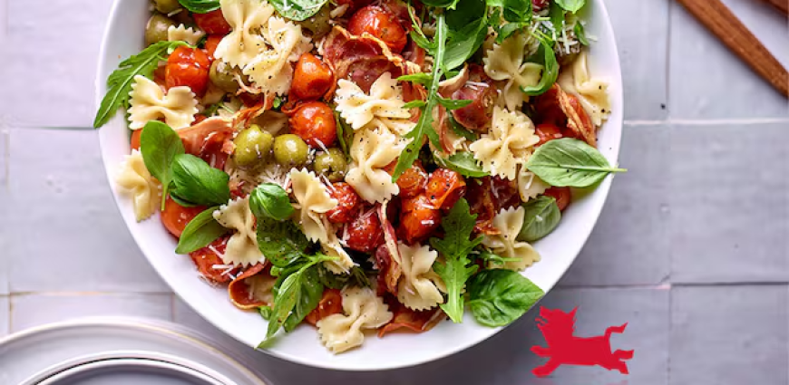 Salade de pâtes farfalle à la pancetta, olives et tomates cerises