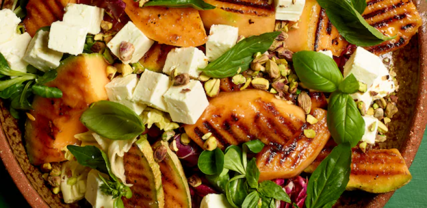 Salade gourmande au melon grillé, feta et pistaches