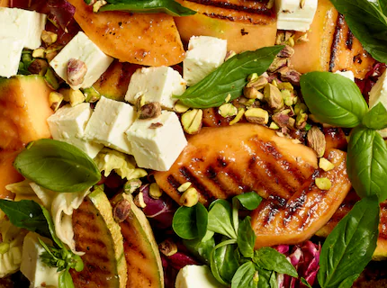 Salade gourmande au melon grillé, feta et pistaches