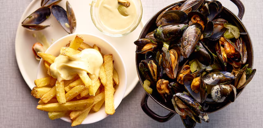 Moules au vin blanc, frites et mayonnaise maison