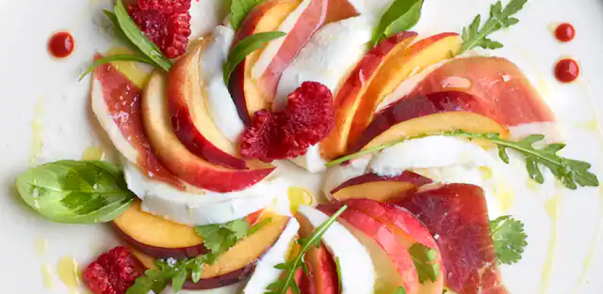 Salade de mozzarella aux pêches et jambon