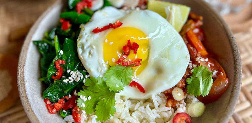 Bibimbap, œufs sur le plat et épinards au sésame