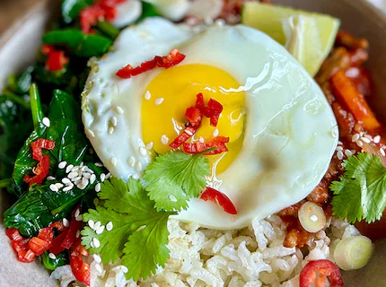 Bibimbap, œufs sur le plat et épinards au sésame