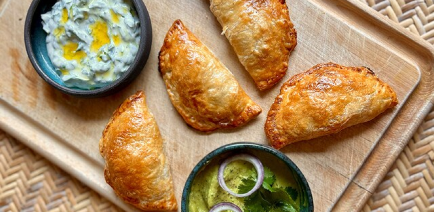 Empanadas, guacamole de brocolis et petits pois, sauce yaourt
