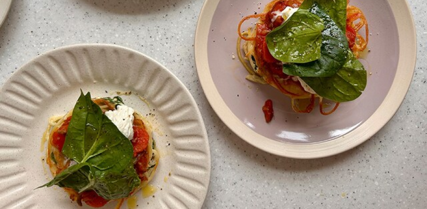 Galette de spaghettis, sauce bolognaise, mozzarella di bufala, salade d’hiver, vinaigrette au balsamique et au citron