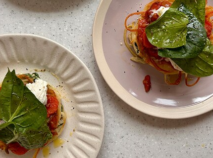 Galette de spaghettis, sauce bolognaise, mozzarella di bufala, salade d’hiver, vinaigrette au balsamique et au citron