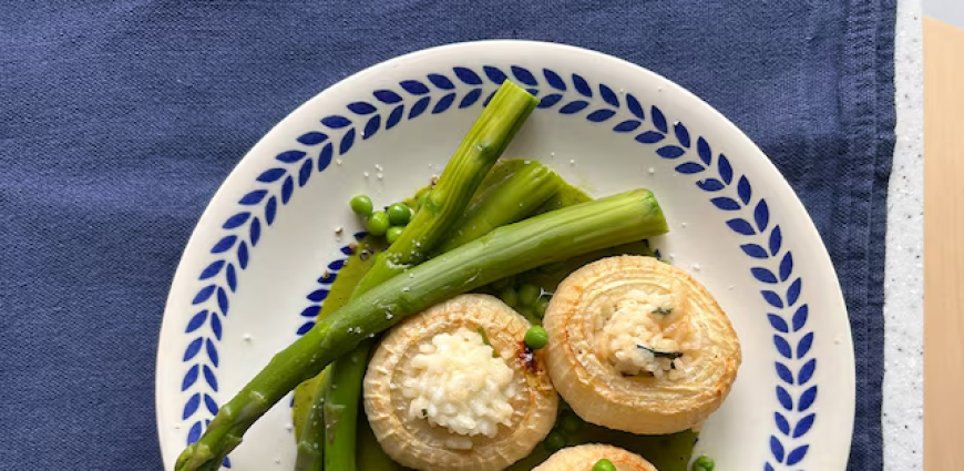 Oignons farcis au risotto, sauce au cresson et légumes de printemps