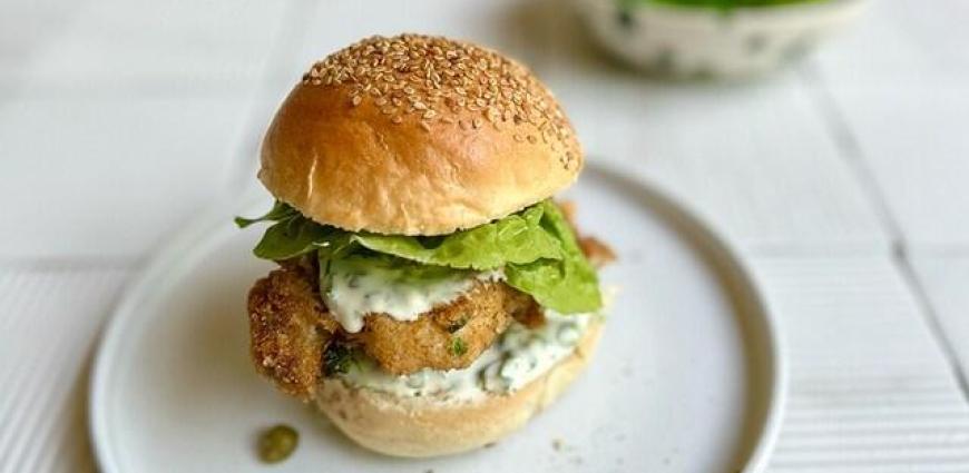 Burgers de veau pané, sauce tartare et salade d'herbes fraîches