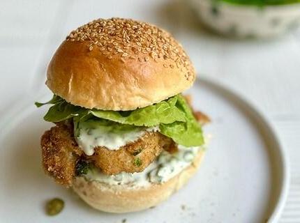 Burgers de veau pané, sauce tartare et salade d'herbes fraîches