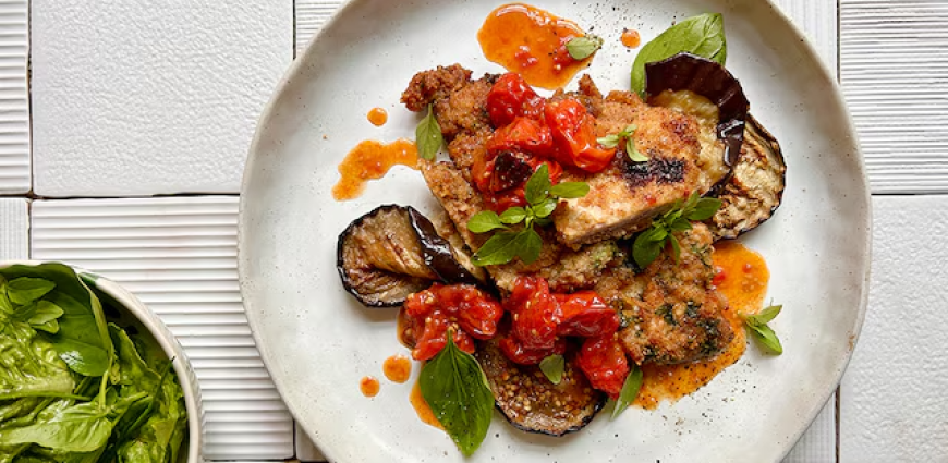 Escalopes parmigiana gratinées aux tomates cerises, aubergines et mozzarella