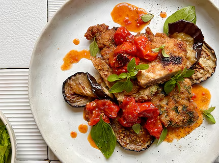 Escalopes parmigiana gratinées aux tomates cerises, aubergines et mozzarella