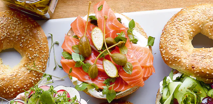 Bagel au yaourt grec et aux herbes