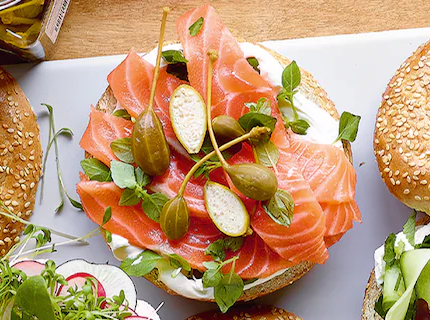 Bagel au yaourt grec et aux herbes