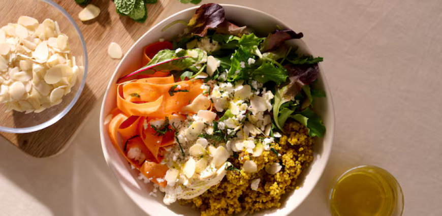 Salade de quinoa au curcuma, carottes et houmous
