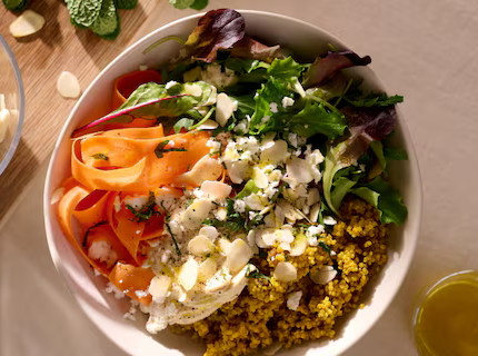 Salade de quinoa au curcuma, carottes et houmous