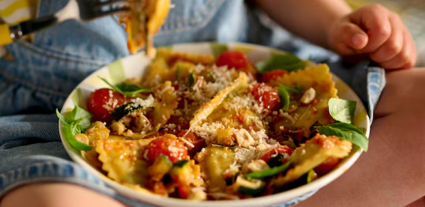 Raviolis au pesto rouge, courgette et tomates cerises