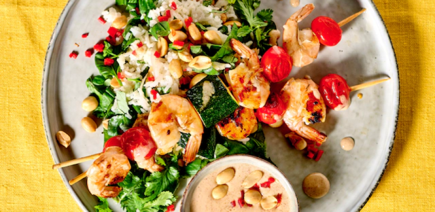Satés de crevettes et riz pilaf aux herbes